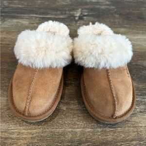 UGG Kids Cozy Slippers Size 11 Chestnut  Suede and Sheepskin Slide On